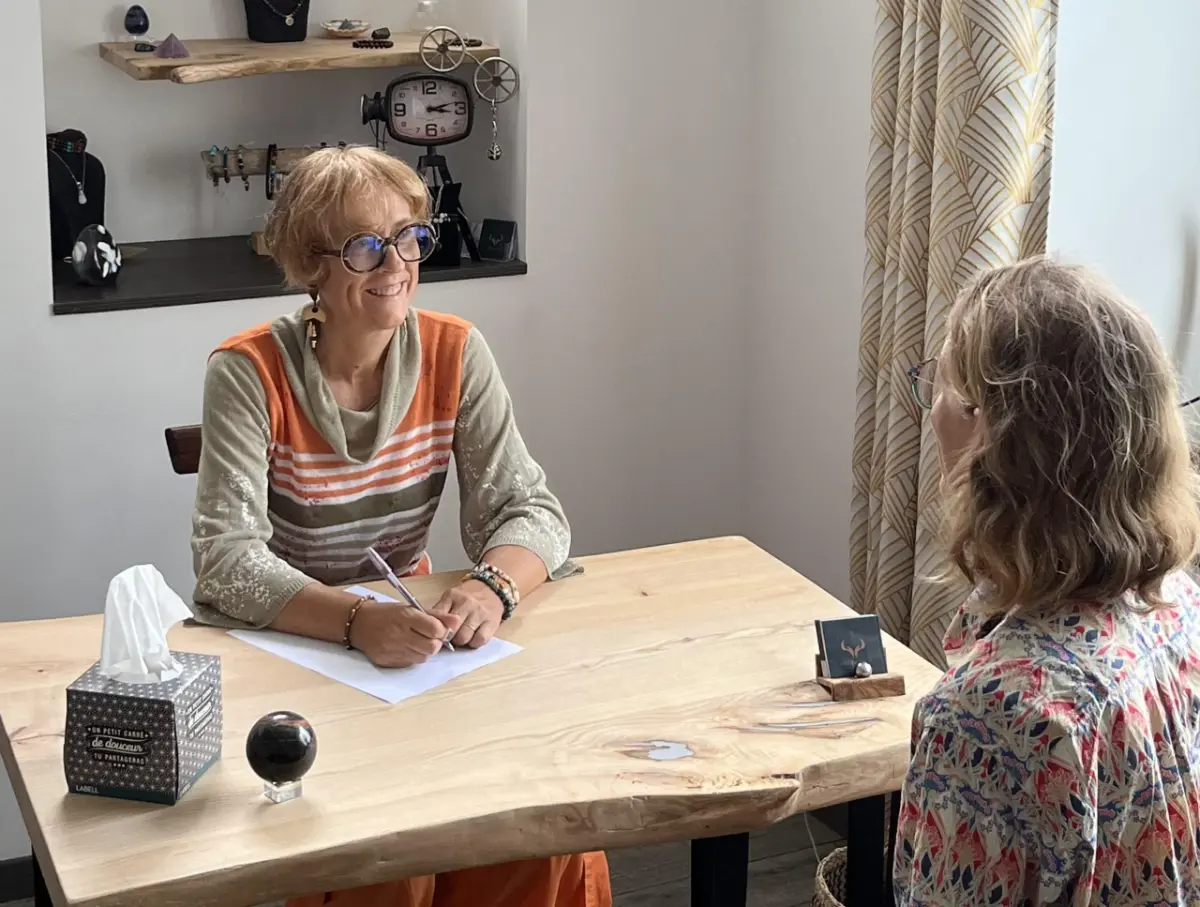 Hypnothérapeute Yffiniac — Femme souriante en séance avec sa cliente